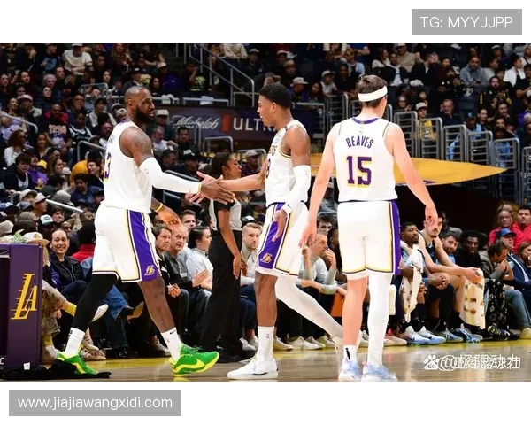 詹姆斯复出带领湖人迎战勇士，浓眉状态火热助球队连胜