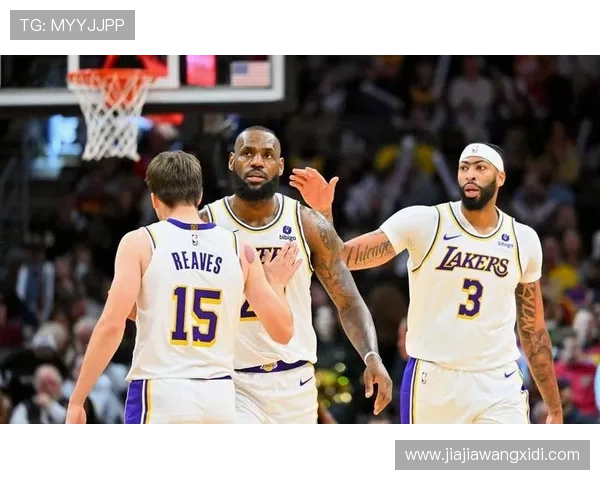 詹姆斯携手安东尼重返湖人训练营 球队新赛季目标明确